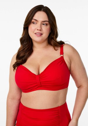 Rotes Bikini-Oberteil mit gerafftem Design, Unterbruststütze und verstellbaren Trägern mit einem metallischen Akzent. Glatte, elastische Stoffstruktur.