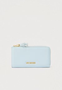 Ανοιχτό μπλε πορτοφόλι με απαλή υφή, χρυσά μεταλλικά στοιχεία και φερμουάρ με φουντίτσα. Διαθέτει το λογότυπο "LOVE MOSCHINO" σε χρυσά γράμματα.