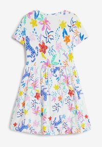 Kurzes Kleid mit einem weißen Grundton, verziert mit bunten Blumen- und Tiermotiven in Blau, Pink und Gelb, und einem gerafften Rockdesign.