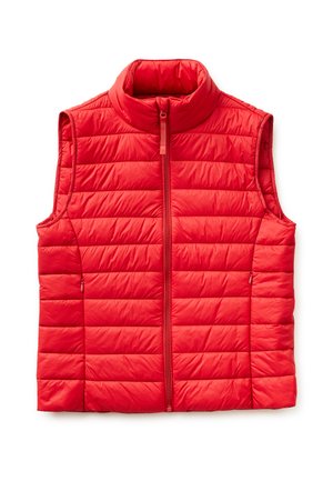 Gilet matelassé rouge sans manches avec fermeture éclair à l'avant et col montant, présentant des coutures horizontales et des poches latérales.