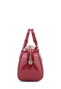 Rode gepatineerde leren handtas met een gestructureerd ontwerp, langwerpige vorm, dubbele handgrepen aan de bovenkant en een goudkleurige ritsdetail langs de bovenkant.