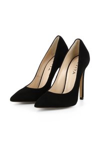 Escarpins en daim noir avec bout pointu, un design élégant et un talon stiletto fin. L'intérieur est beige avec un détail logo.