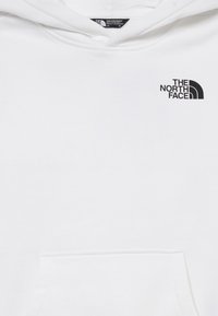Hoodie branco feito de tecido macio, com um logo preto no lado esquerdo do peito, um bolso frontal e capuz com cordão.