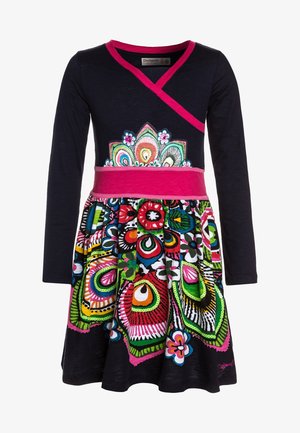 Sort langærmet kjole med pink kant, flerfarvede blomster- og abstrakte mønstre på nederdel og frontliv, pink taljebånd.