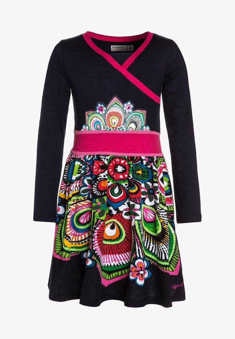 Robe noire à manches longues avec bordure rose, motifs floraux multicolores et abstraits sur la jupe et le corsage avant, ceinture rose.