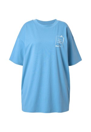 Camiseta de gran tamaño de color azul claro, hecha de algodón. Cuenta con mangas cortas y un bolsillo con letras blancas en el lado izquierdo del pecho.
