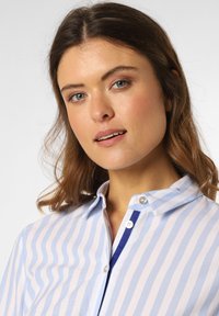 Gestreiftes Hemd in Blau und Weiß mit einer weichen Textur, das einen blauen Akzent entlang der Knopfleiste und einen abgerundeten Kragen aufweist.