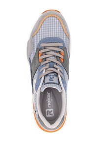 Šedá a modrá sportovní bota s texturovaným síťovaným svrškem, oranžovými a šedými akcenty, šněrováním a bílou podrážkou.