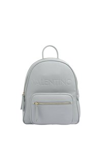 Zaino in pelle grigia chiara con forma arrotondata, caratterizzato da un logo impresso, una tasca frontale con zip e manico superiore. Accenti in hardware dorato.