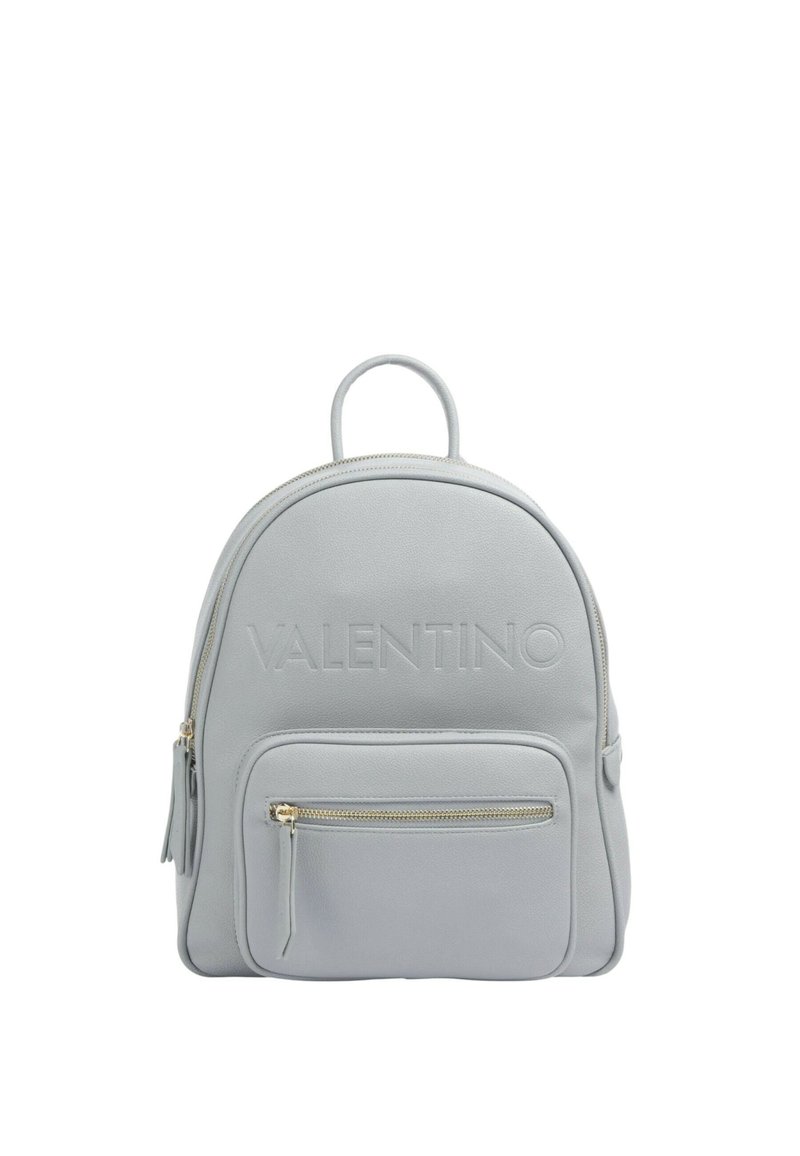 Zaino in pelle grigia chiara con forma arrotondata, caratterizzato da un logo impresso, una tasca frontale con zip e manico superiore. Accenti in hardware dorato.