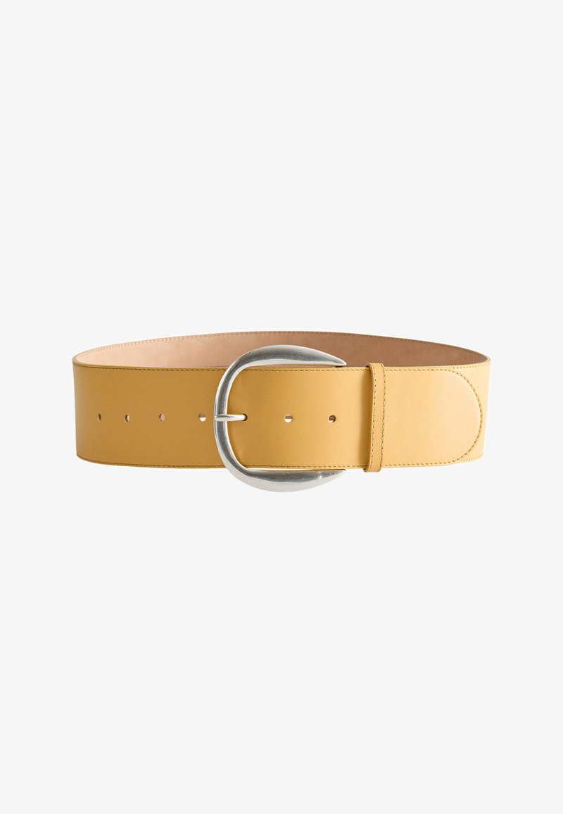 Large ceinture en cuir couleur havane avec une grande boucle métallique argentée arrondie de forme rectangulaire et plusieurs trous d'ajustement.