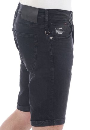 Svarta denimshorts med uppvikt fåll, femfickorsdesign och en etikett på midjan som visar "LTB DNM"-märkesdetaljer.