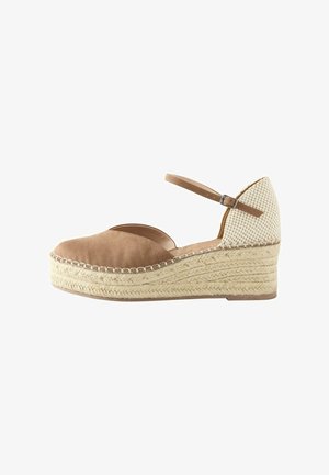 Espadrilă cu toc wedge din suededă bej, cu vârf rotund, talpă intermediară din iută țesută și spate din material țesut. Curea ajustabilă pentru glezna, pentru un fit perfect.