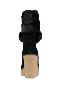 Černé semišové kotníkové boty na vysokém podpatku s manžetou z umělé kožešiny, s masivním podpatkem a texturovanou podrážkou. Jednoduchý a moderní design.
