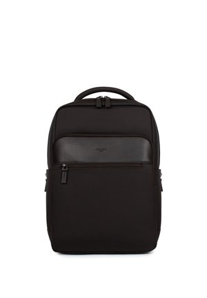 Zwarte rechthoekige rugzak met gestructureerde stof, voorvak met ritssluiting, glad leren accent en handvat aan de bovenzijde.