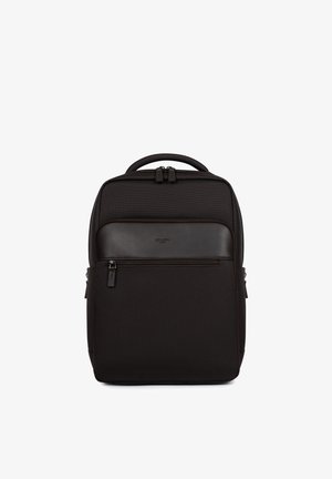 Zwarte rechthoekige rugzak met gestructureerde stof, voorvak met ritssluiting, glad leren accent en handvat aan de bovenzijde.