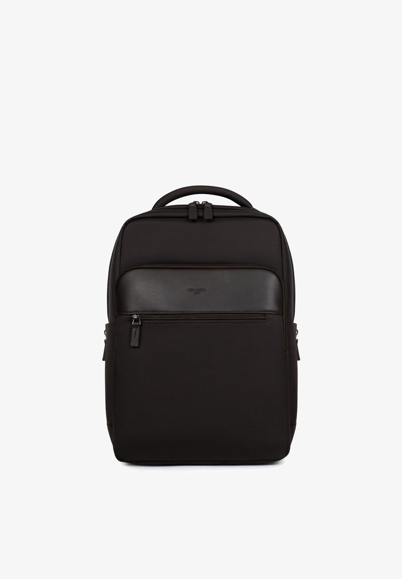 Zwarte rechthoekige rugzak met gestructureerde stof, voorvak met ritssluiting, glad leren accent en handvat aan de bovenzijde.