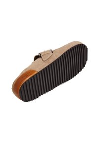 Μπεζ παπούτσι σουέτ τύπου slip-on με μαύρη ραβδωτή σόλα, καφέ δερμάτινο τακούνι και ρυθμιζόμενο λουράκι με πόρπη.