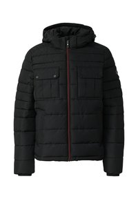 Zwarte puffer jas met capuchon, voorzien van een rits aan de voorkant, twee borstzakken met kleppen en rode ritsdetails. Textuur van gewatteerd ontwerp.