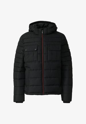 Zwarte puffer jas met capuchon, voorzien van een rits aan de voorkant, twee borstzakken met kleppen en rode ritsdetails. Textuur van gewatteerd ontwerp.