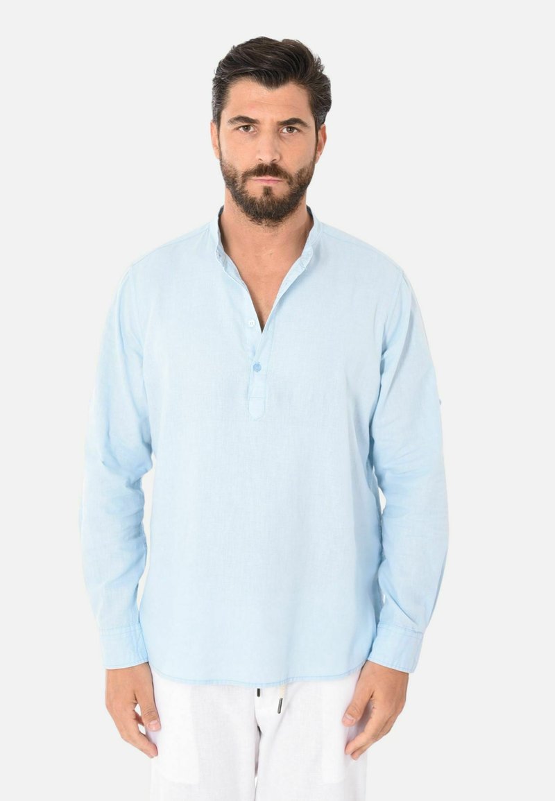 Camicia a maniche lunghe azzurro chiaro con colletto alla mandarino, con dettagli a bottone e un fit rilassato, realizzata in un tessuto leggero.