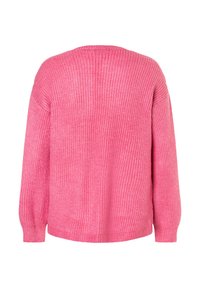 Rosa gerippter Pullover mit langen Ärmeln, lockerer Passform und Rundhalsausschnitt. Die Textur wirkt weich und leicht grob.