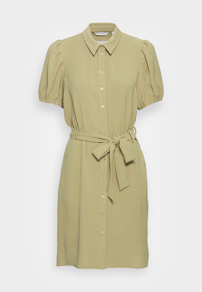 Abito camicia verde oliva chiaro con maniche a sbuffo corte, chiusura con bottoni sul fronte, colletto a punta e una cintura in tessuto annodata in vita.