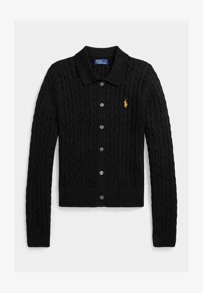 Sort strikket cardigan med kabelmønster, knappelukning foran, ribbet kant og manchetter samt et lille gyldent logo på brystet.