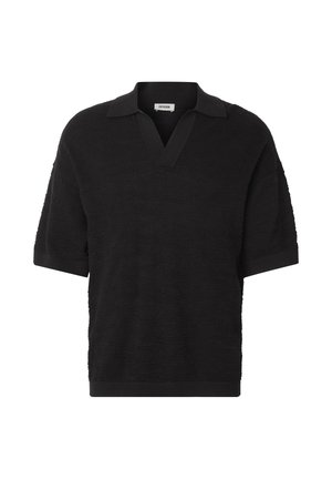 Musta teksturoitu lyhythihainen poolopaita, jossa on avoin kaulus sekä resorit hihansuissa ja helmassa.