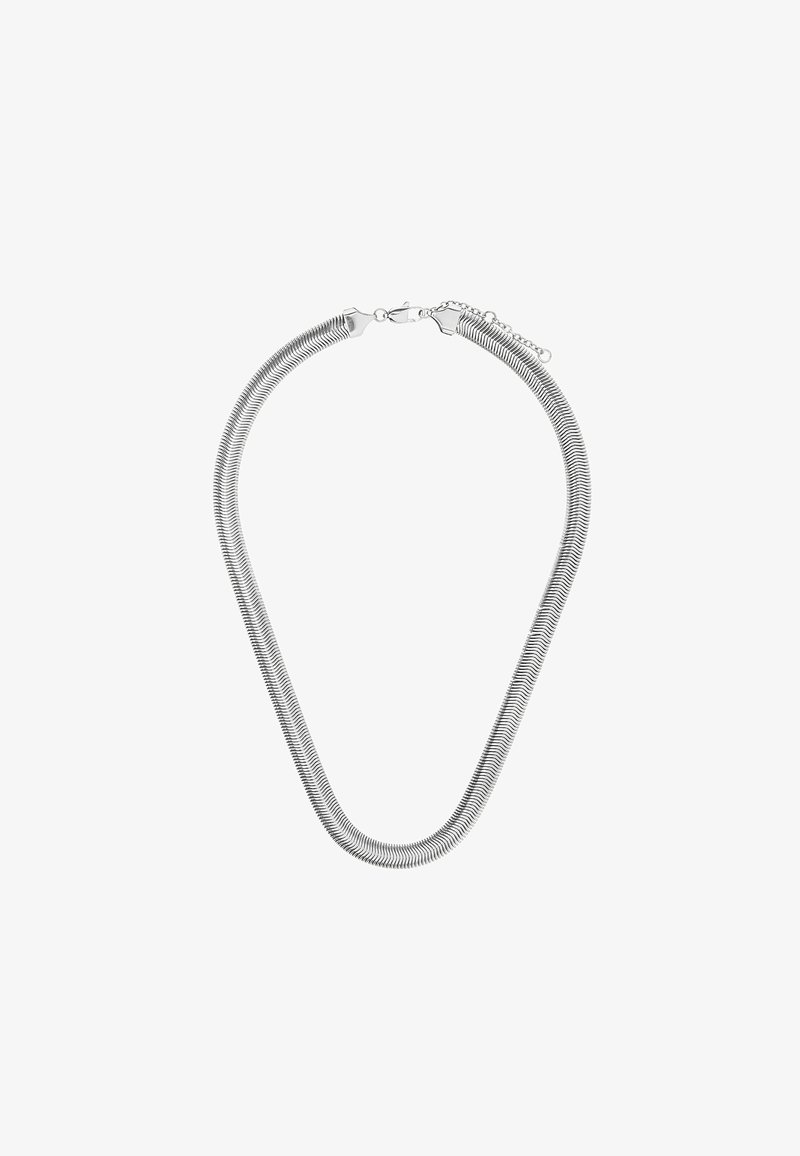 Srebrny naszyjnik z metalowymi elementami o gładkim, elastycznym wzornictwie z kształtem kropli łzy i pewnym zapięciem. Teksturowana powierzchnia.