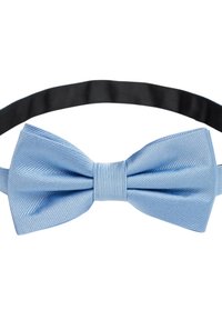 Ljusblått texturerat tygfluga med ett svart justerbart nackband, fotograferad på en vit bakgrund.