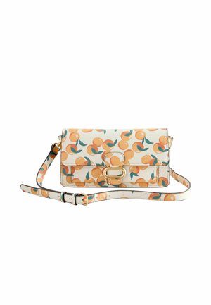 Biała torba na ramię z regulowanym paskiem, ozdobiona wzorem owoców pomarańczy i prostokątną klamrą w kolorze złotym na przedniej klapie.