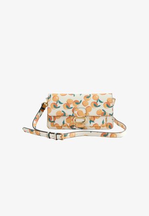 Weiße Crossbody-Tasche mit verstellbarem Riemen, verziert mit Orangenfruchtmuster und goldfarbenem rechteckigem Verschluss an der Vorderklappe.