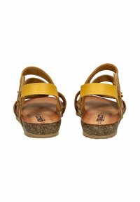 Sandalias de cuero marrón con correas amarillas, plantilla de corcho y cobertura en el talón trasero. Presenta dos correas ajustables para un ajuste seguro.