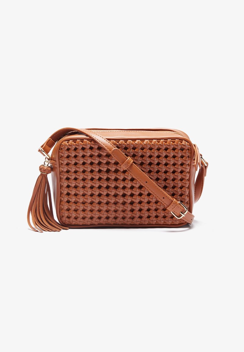 Brązowa skórzana torba na ramię z plecionym przednim panelem, regulowanym paskiem, zamkiem błyskawicznym i detalem z frędzli na białym tle.