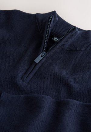 Marineblauer Strickpullover mit halbem Reißverschluss am Kragen; verfügt über gerippte Bündchen und Saum, glatte Textur und eine Markenetikette im Krageninneren.