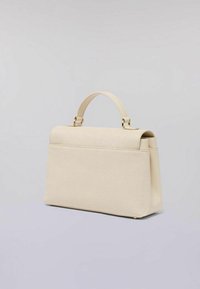 Borsa a mano beige con un design strutturato, parte superiore piatta, manico corto e una chiusura in tonalità oro. Texture liscia con un'estetica minimalista.
