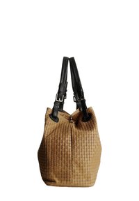 Geweven tan emmerzak met zwarte leren schouderriemen, met een gemêleerd oppervlak en zonder zichtbare hardware of versieringen.