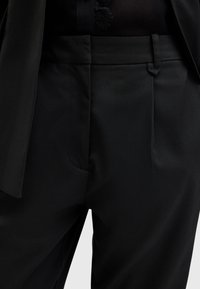 Svarta skräddarsydda byxor med en slät väv, platt front, sidofickor och en subtil lyster, med en rak bendesign.