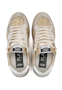 Sneaker bianche con accenti di glitter oro, dettagli in suede beige, lacci piatti e un logo nero sulla linguetta; suole in gomma per una migliore aderenza.