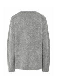 Sivi pleteni pulover s dugim rukavima, opuštenog kroja i reljefnom površinom. Ima zaobljeni izrez i rebraste manšete.