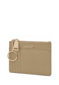 Portafoglio in pelle beige con finitura testurizzata, dotato di zip, attacco per portachiavi e scomparti per carte. Marchio in tono oro sulla parte frontale.