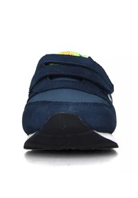 Scarpe sportive blu navale con tomaia in suede e tessuto, doppie cinghie in Velcro e suola in gomma nera. Intersuola colorata visibile.