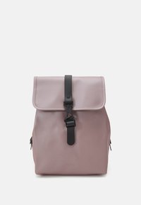Zaino in morbido materiale color mauve con una chiusura a tracolla nera. Presenta una parte superiore a pattina e una grafica minimale sulla parte frontale. Texture liscia con un design elegante.
