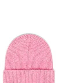 Gorro de punto en rosa brillante; cuenta con textura acanalada y puño doblado en la parte inferior. Material suave de mezcla de lana.