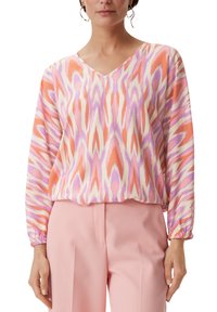 Losse blouse met V-hals, lange mouwen en een multicolore abstracte patroon in roze, oranje en paars op een lichte achtergrond.