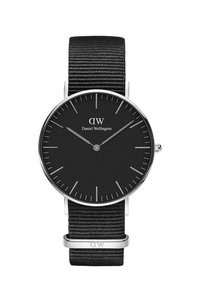 Orologio analogico nero con cassa rotonda in acciaio inossidabile, quadrante nero, indicatori argentati e cinturino in nylon intrecciato nero con un anello metallico.