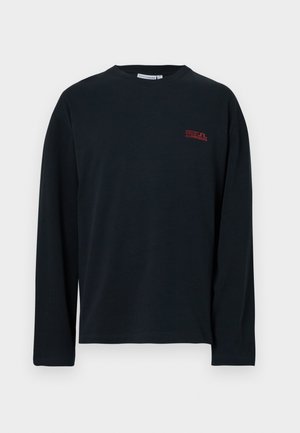 T-shirt preta de mangas longas, feita de um tecido suave, com um pequeno logótipo vermelho no lado esquerdo do peito, gola redonda e bainha reta.