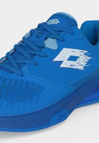 Blauer Sportschuh mit Schnürsenkeln, Mesh-Zehenbereich, weißem digitalem Logo an der Seite und sichtbarer EVA-Dämpfung an der Sohle.