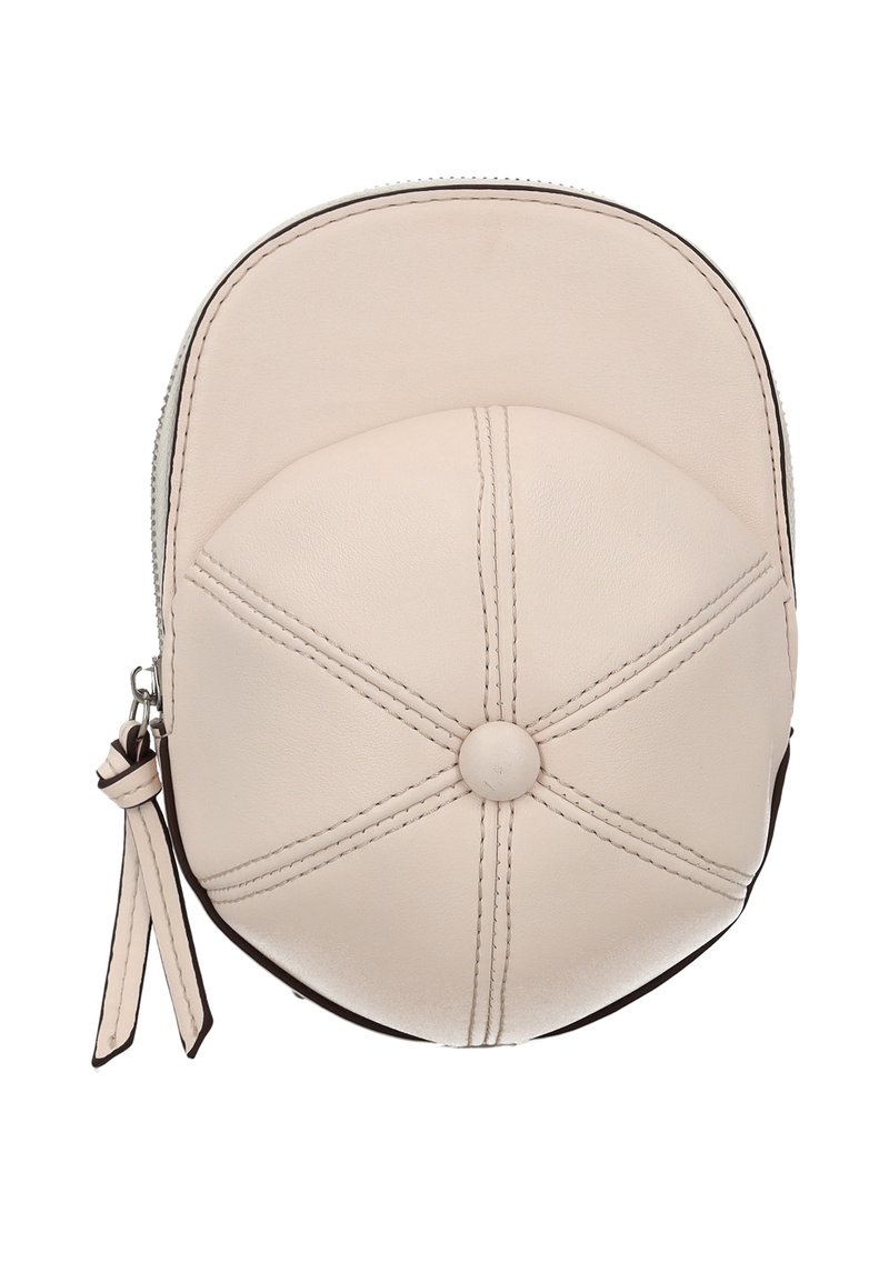 Kerek, krémszínű bőrből készült erszény látható varrással, felső gombbal és cipzáras záródással. Oldalán bőrcímke található.